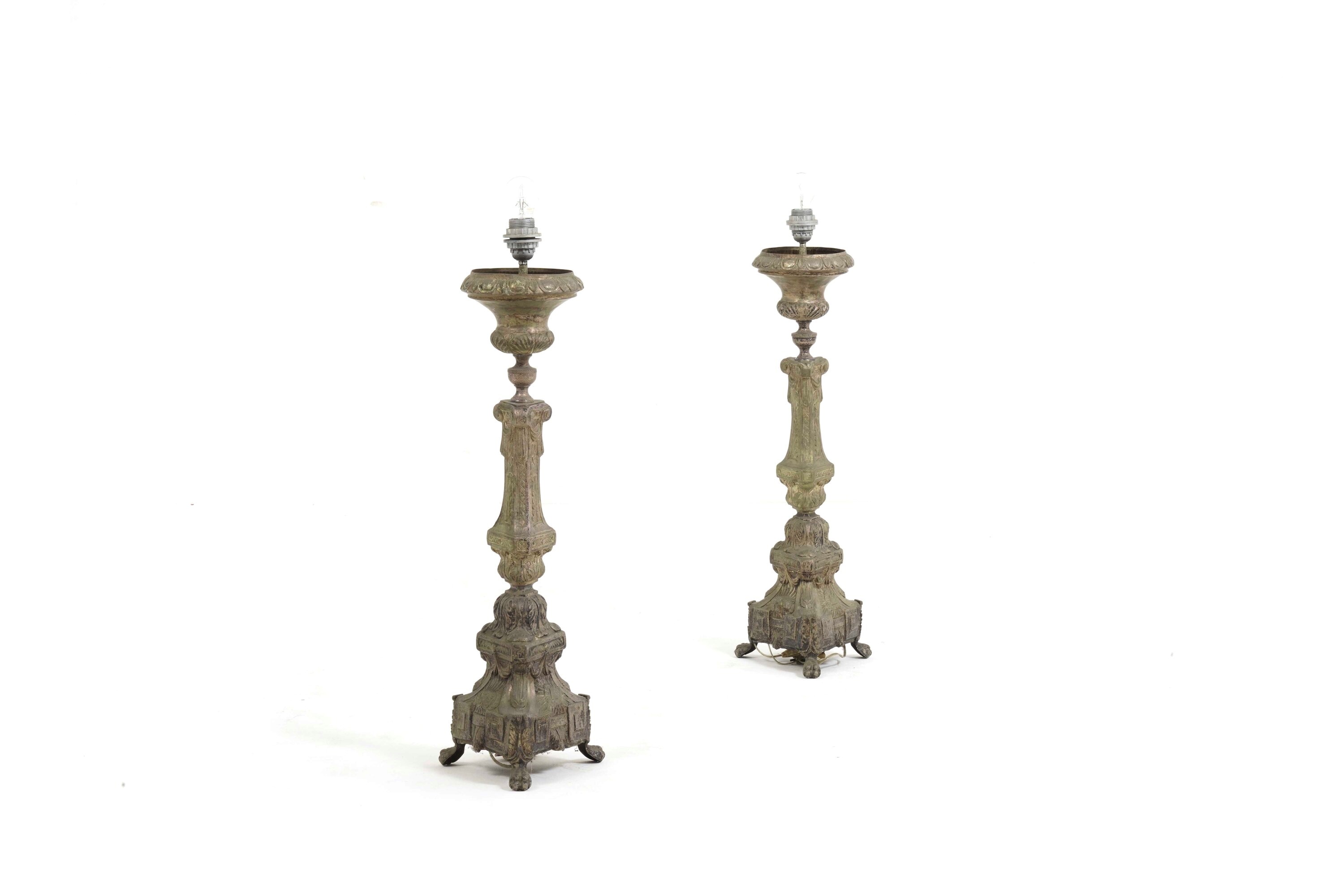 Coppia di candelieri in metallo con decorazioni rocaille e predisposizione all’elettrificazione