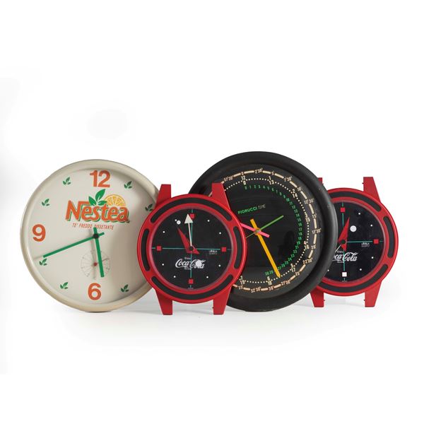 Quattro orologi da parete in plastica