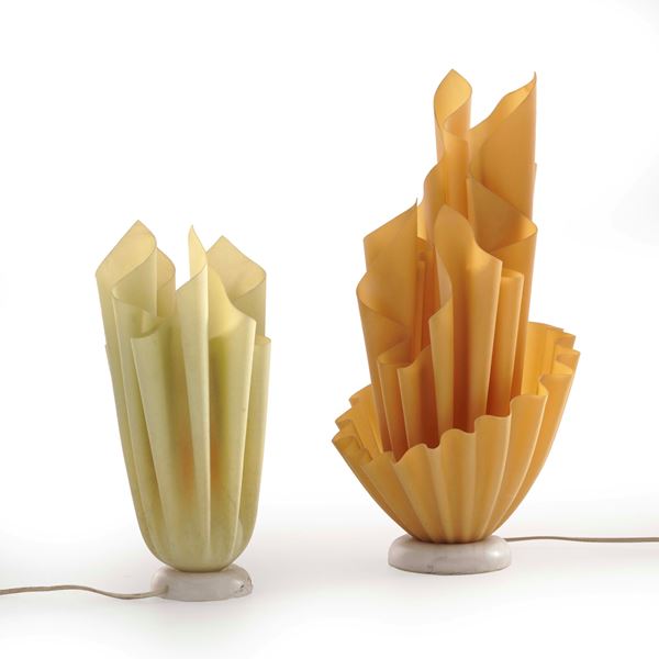 Due diverse lampade da tavolo a fazzoletto