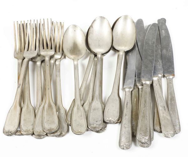 8 forchette, 8 coltelli e 7 cucchiai in metallo argentato