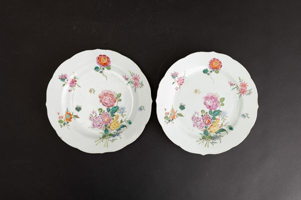 Coppia di piatti in porcellana Famiglia Rosa a motivi floreali, Cina, Dinastia Qing, epoca Qianlong (1736-1796)