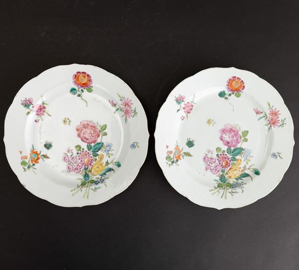 Coppia di piatti in porcellana Famiglia Rosa a motivi floreali, Cina, Dinastia Qing, epoca Qianlong (1736-1796)