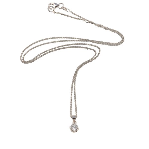 Pendente con diamante taglio brillante di ct 0.54, colore G, caratteristiche interne IF, fluorescenza nulla