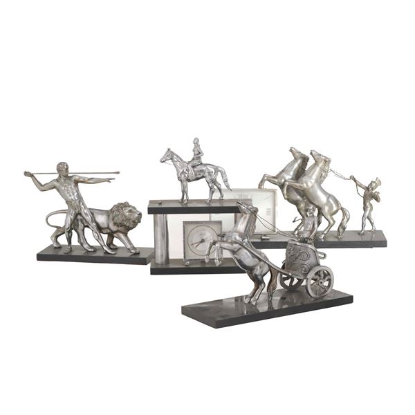 Due orologi da tavolo e due sculturine in metallo argentato