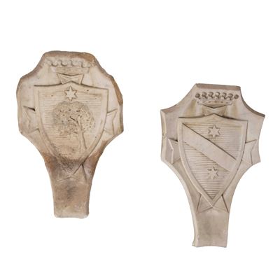 Scultore del XIX-XX secolo, Due stemmi in marmo