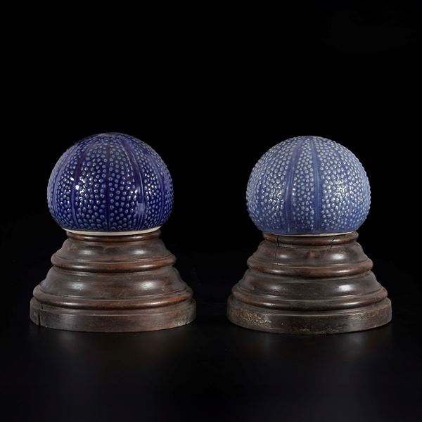 Due ricci di mare in ceramica blu