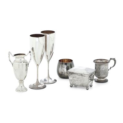 Argento fuso, Due flute, due vasetti e un boccale con scatola