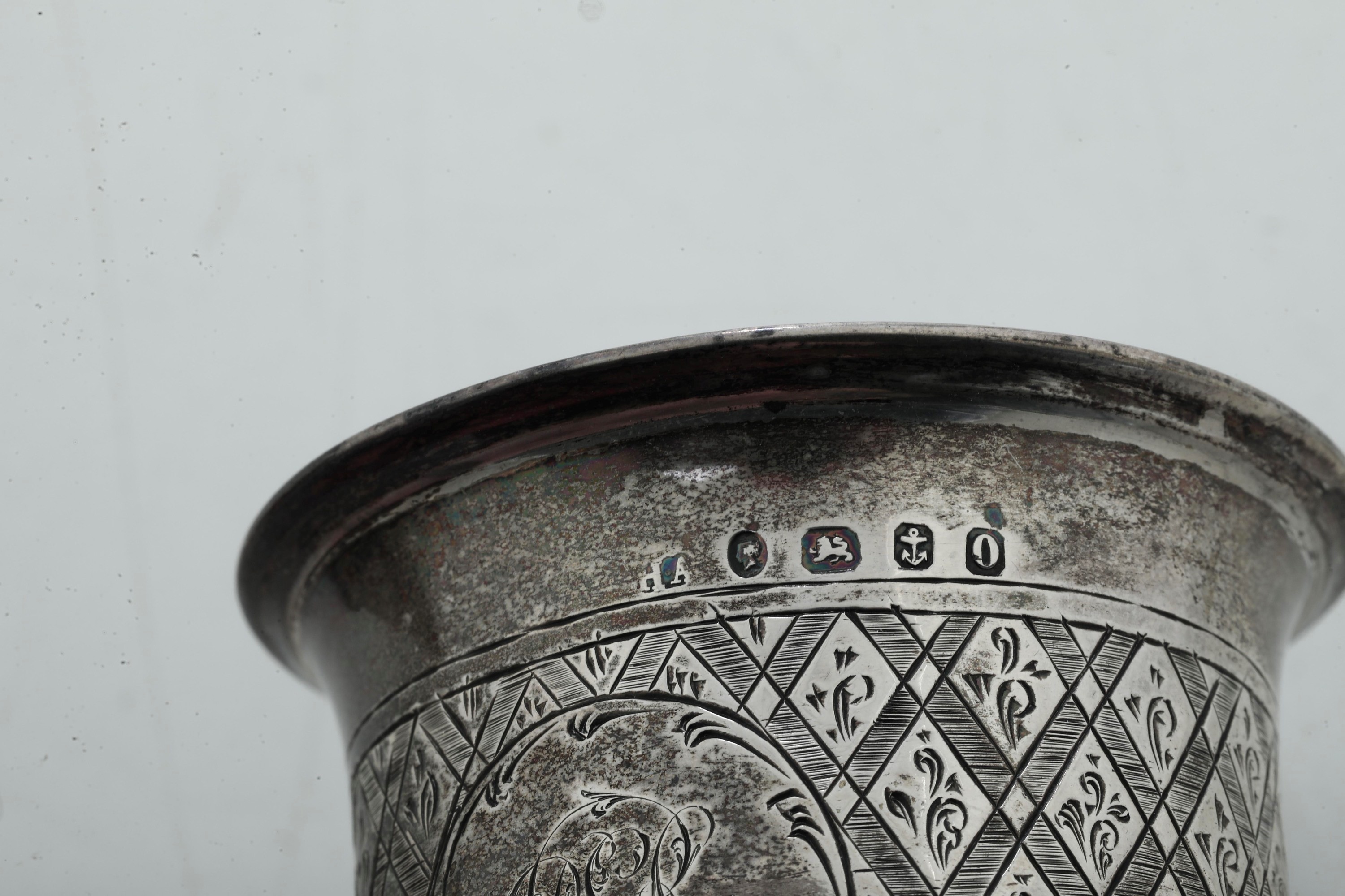 Argento fuso, Due flute, due vasetti e un boccale con scatola