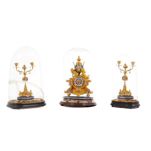 Trittico da camino in bronzo dorato e porcellana policroma. Francia XIX-XX secolo