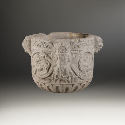 Arte tardo romanica, Grande vasca in pietra del XIV-XV secolo