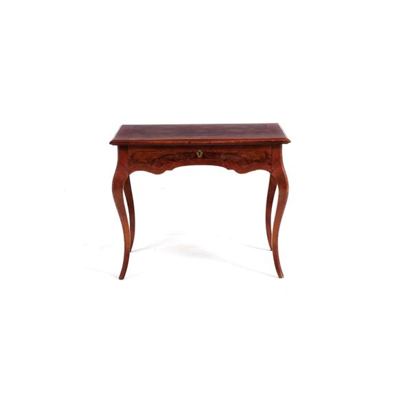 Tavolo lastronato in stile