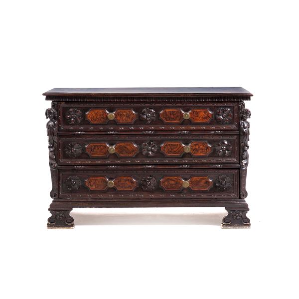 Cassettone in legno intagliato e parzialmente lastronato. XVII secolo