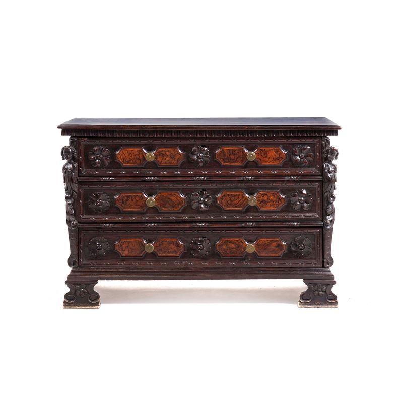 Cassettone in legno intagliato e parzialmente lastronato. XVII secolo  - Asta Antiquariato - Cambi Casa d'Aste