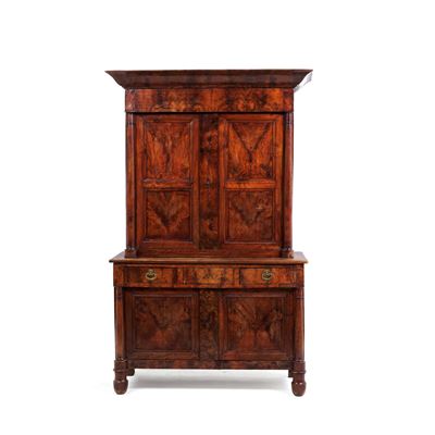 Credenza in alzata, impiallacciatura in radica, fronte a due ante e due cassetti, XIX-XX secolo