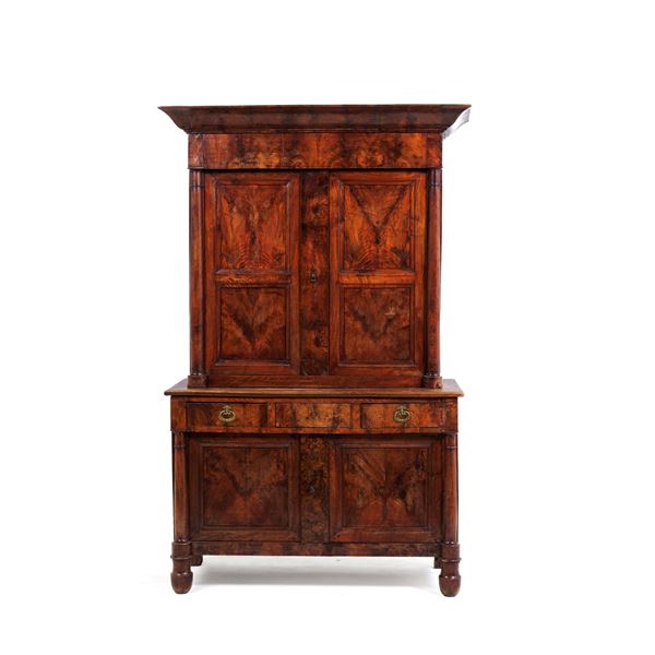 Credenza in alzata lastronata in radica. XIX-XX secolo