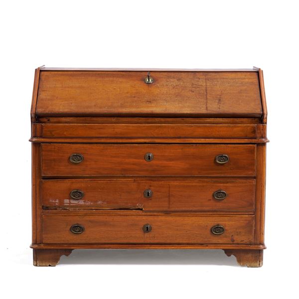 Bureau in legno intagliato. XIX secolo