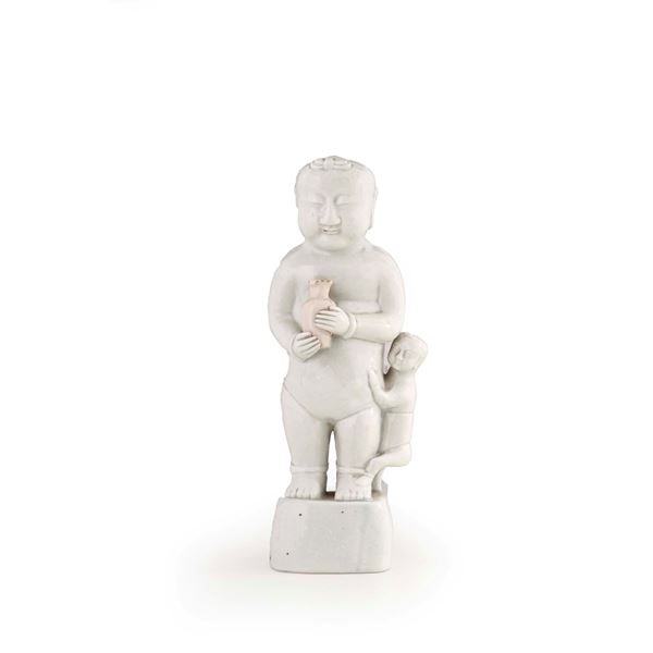 Figura di personaggio con bambino in porcellana Blanc de Chine, Cina, XIX secolo