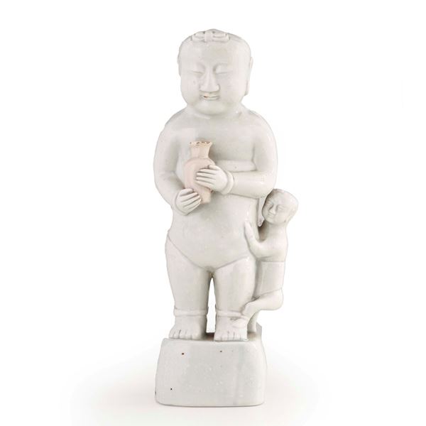 Figura di personaggio con bambino in porcellana Blanc de Chine, Cina, XIX secolo