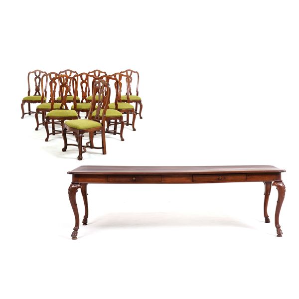 Tavolo da pranzo in noce con sedie antiche e in stile