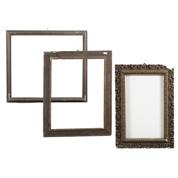 Insieme di tre cornici di cui antica