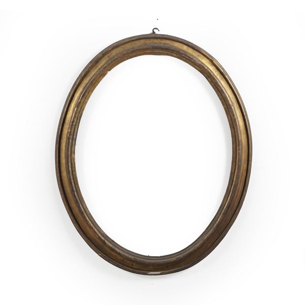 Cornice ovale in legno dorato. XVIII secolo