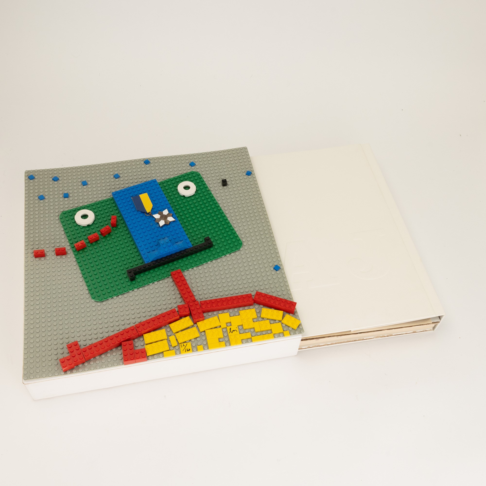 Enrico Baj - La Cravatte ne vaut pas une medaille, libro d’artista con copertina multiplo in Lego
