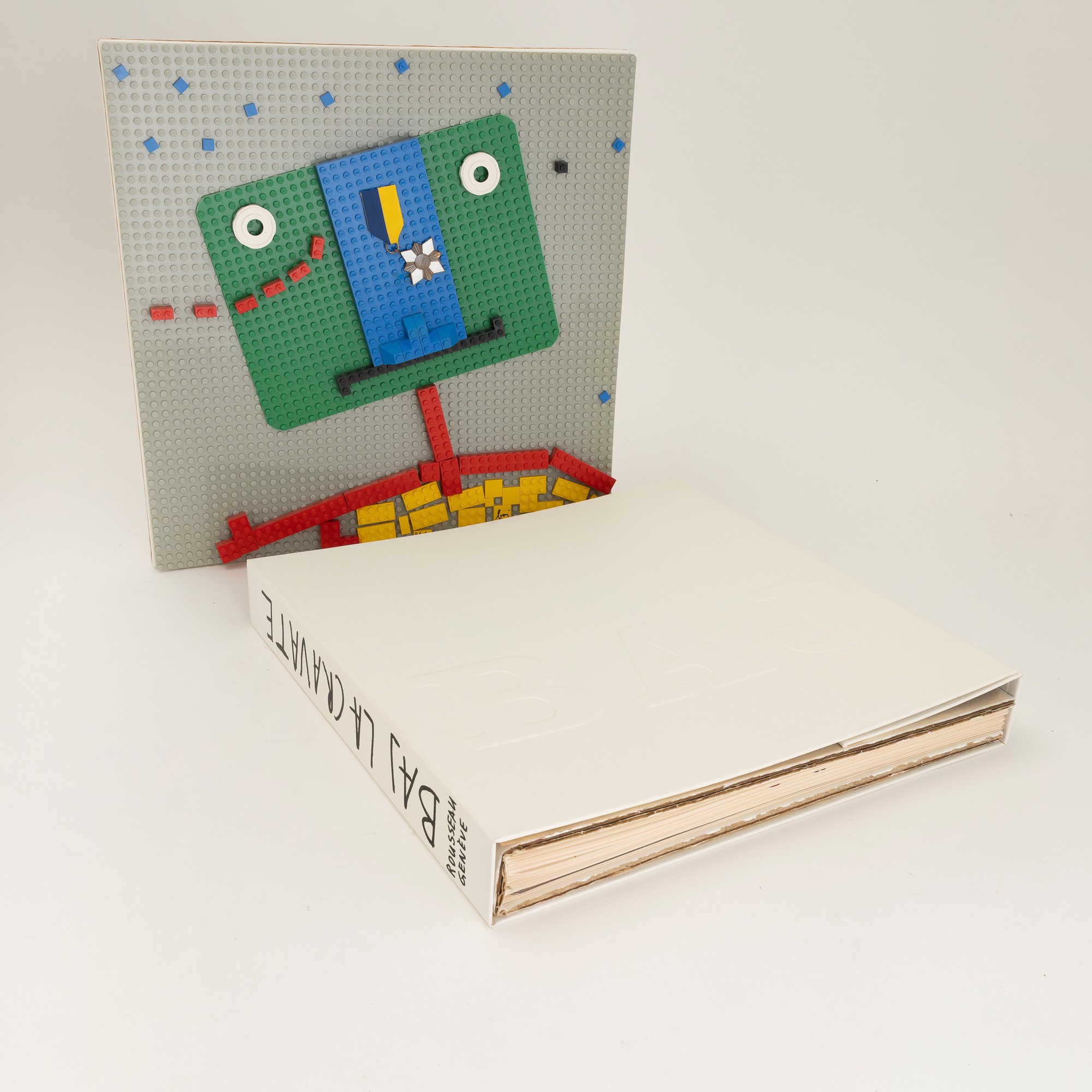 Enrico Baj - La Cravatte ne vaut pas une medaille, libro d’artista con copertina multiplo in Lego