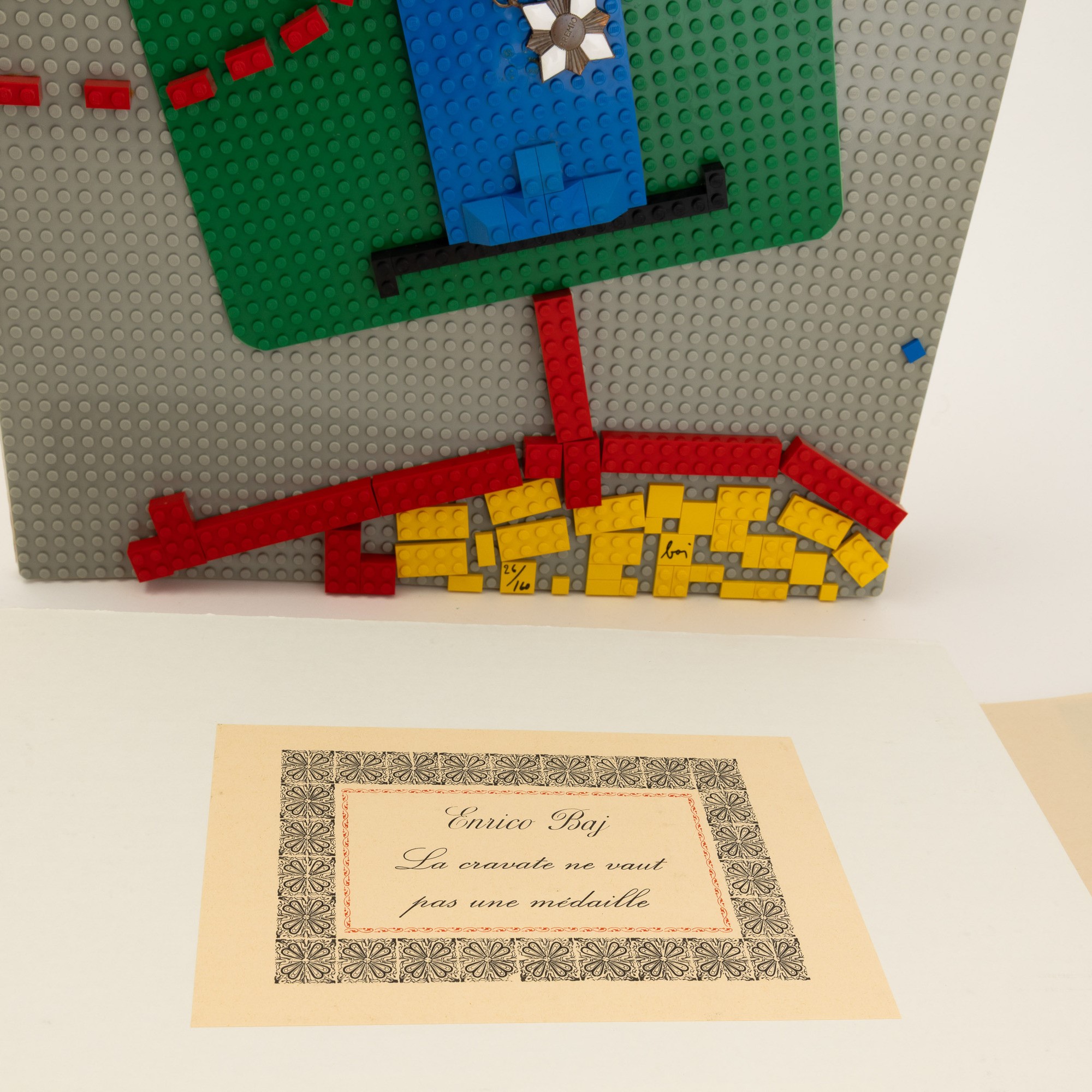 Enrico Baj - La Cravatte ne vaut pas une medaille, libro d’artista con copertina multiplo in Lego