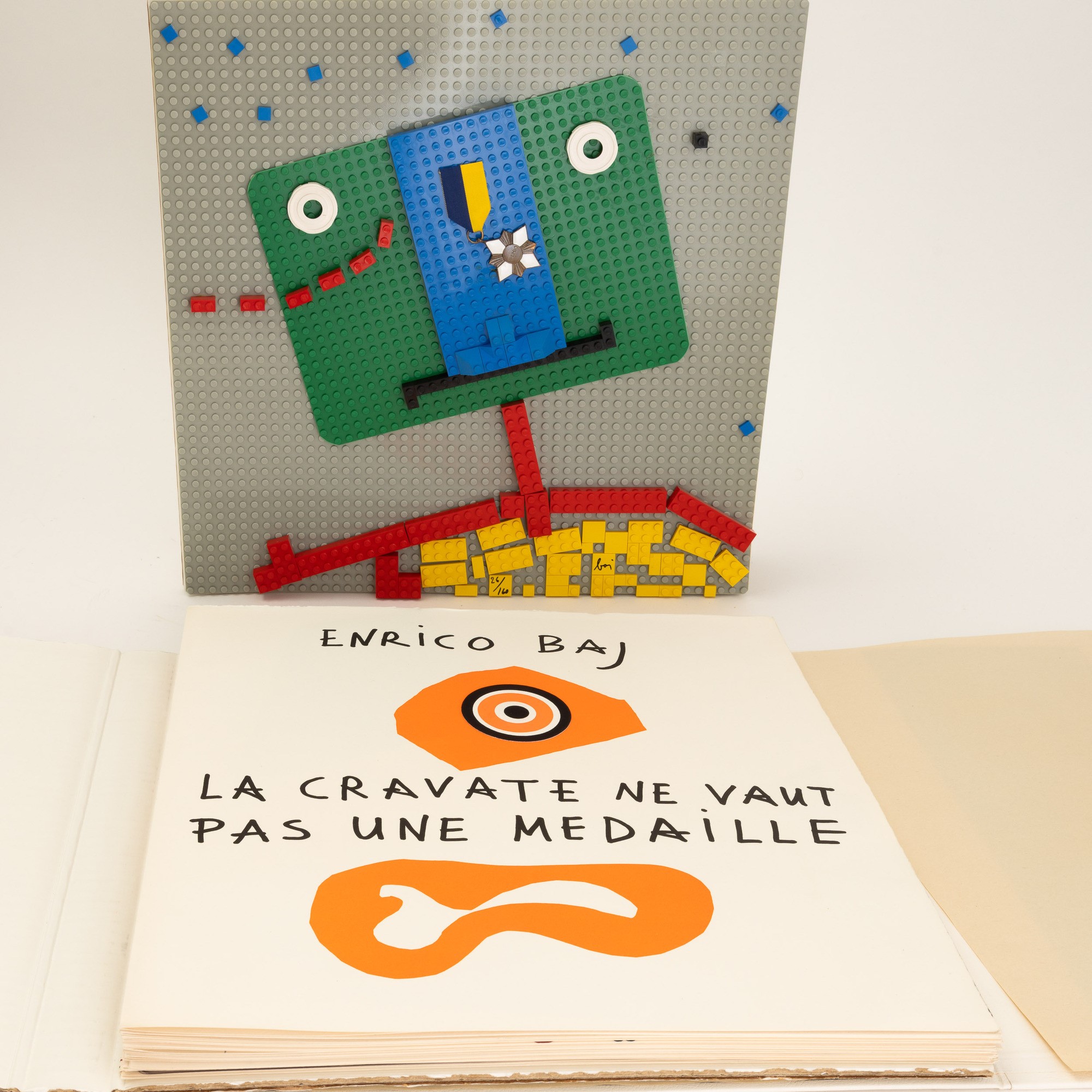 Enrico Baj - La Cravatte ne vaut pas une medaille, libro d’artista con copertina multiplo in Lego