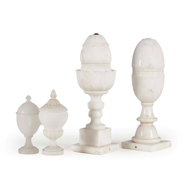 Quattro diverse pigne decorative in marmo e altri materiali. XX secolo