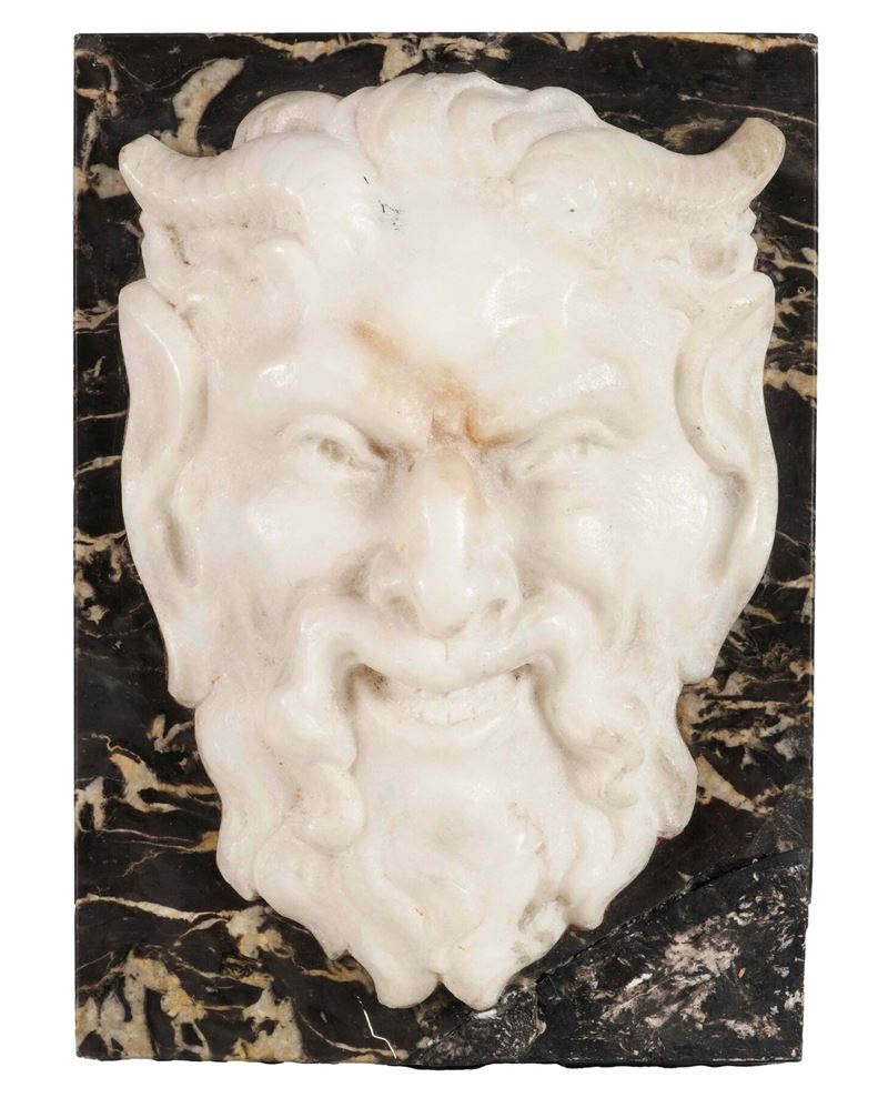 Mascherone in marmo bianco con volto di fauno. XIX-XX secolo  - Asta La Wunderkammer di Ettore Mocchetti - Cambi Casa d'Aste