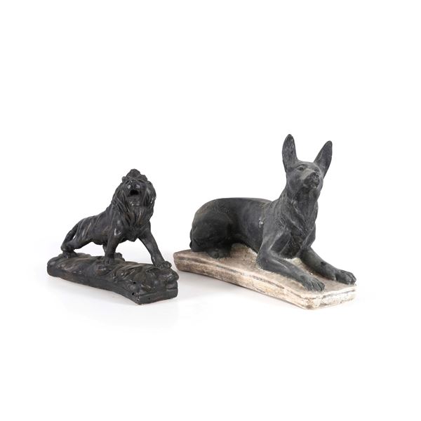 Due sculturine, un leone e un cane