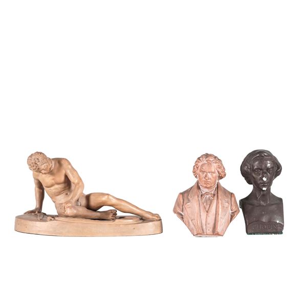 Due bustini virili e un modellino di scultura romana