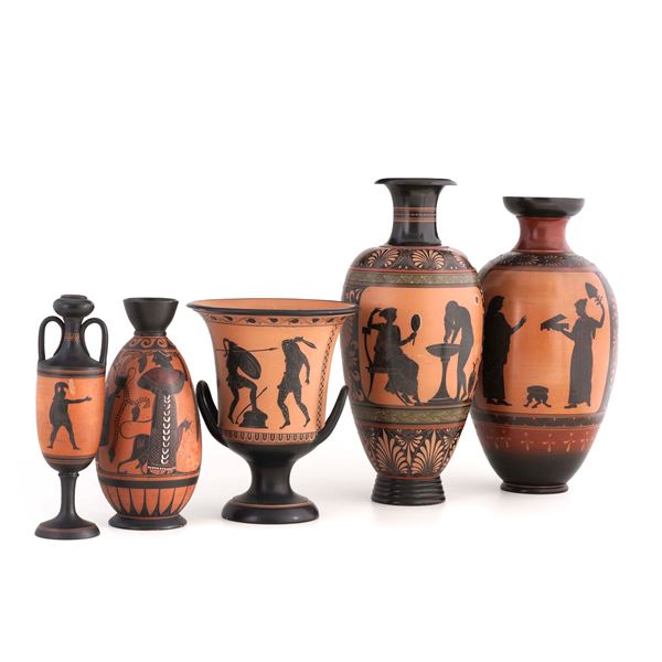 Cinque vasi in stile archeologico in terracotta