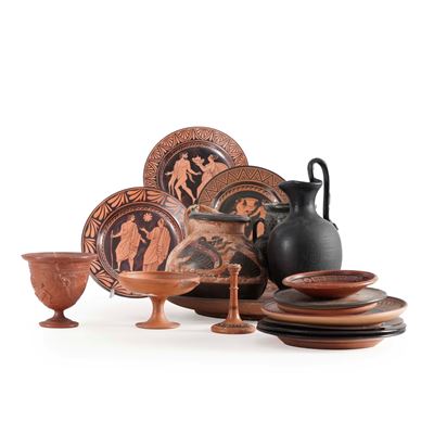 Lotto misto di piatti e vasi in stile archeologico, decorazioni a figure rosse e nere, XX secolo