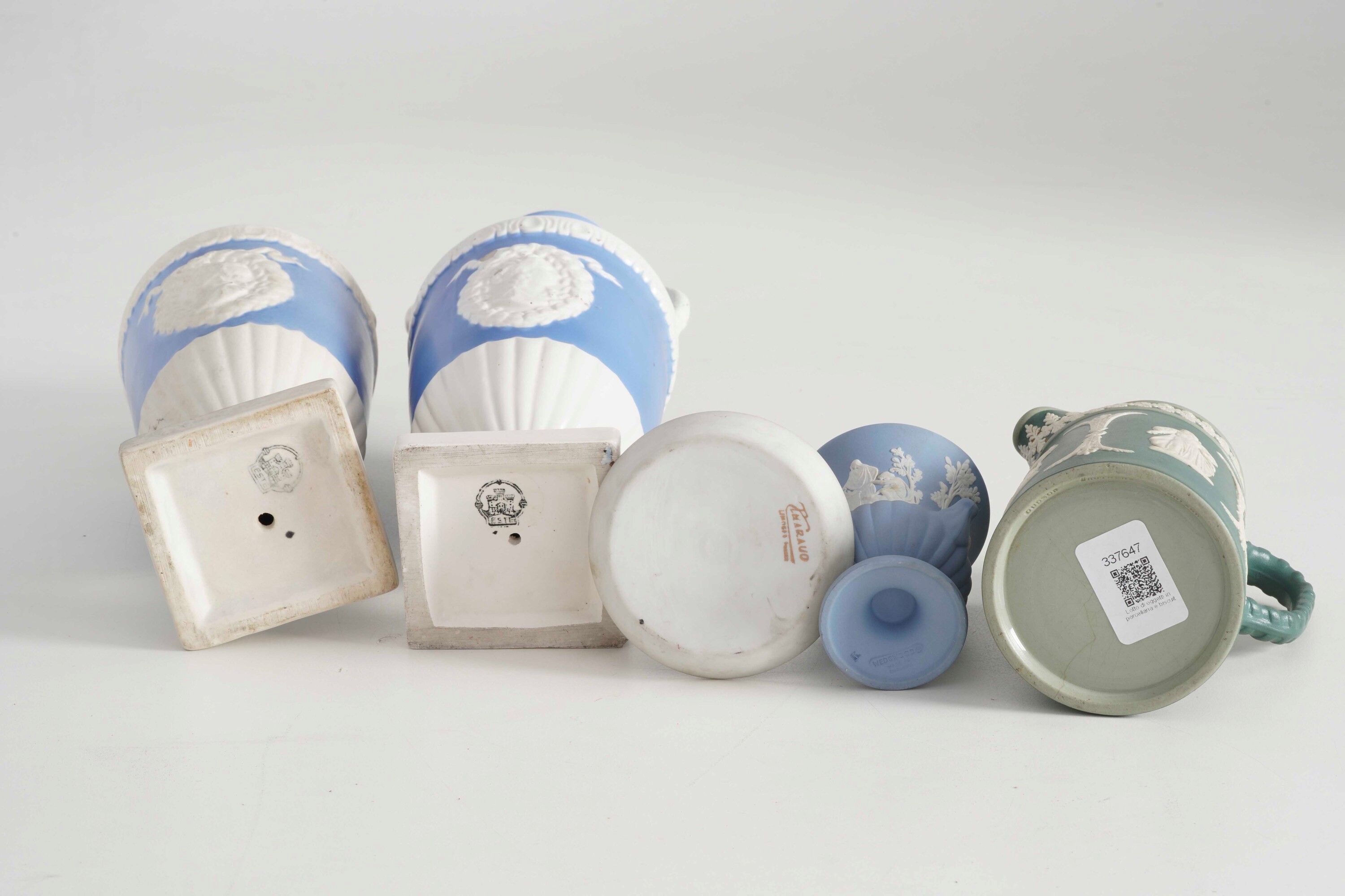 Coppia/Servizio decorativo, vasi e brocca in porcellana e biscuit in stile jasperware