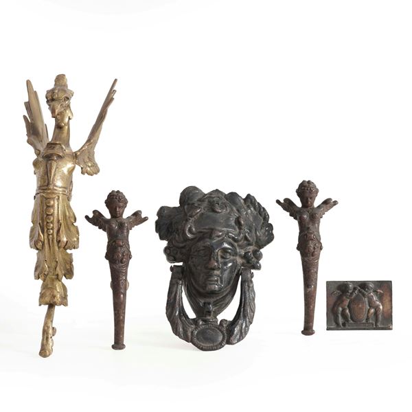 Cinque elementi decorativi in metallo