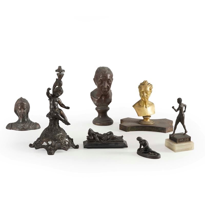 Lotto di sette diverse sculture in bronzo e metallo di piccolo formato  - Asta Oggetti d'Arte - La Wunderkammer di Ettore Mocchetti - Cambi Casa d'Aste