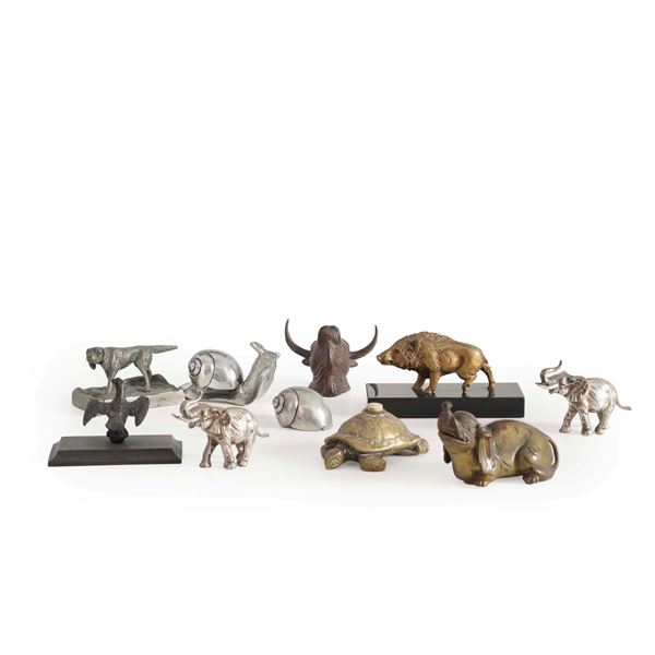 Dieci sculturine di animali in metallo