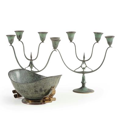 Coppia di candelabri a quattro fiamme e centrotavola ovale, in metallo