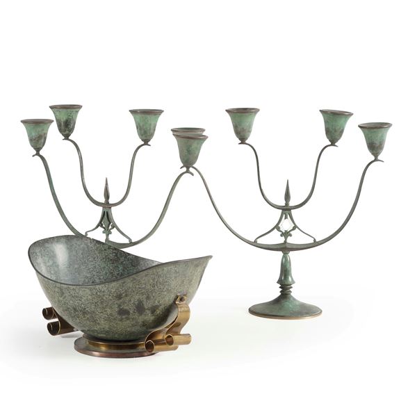 Coppia di candelabri e un centrotavola in metallo