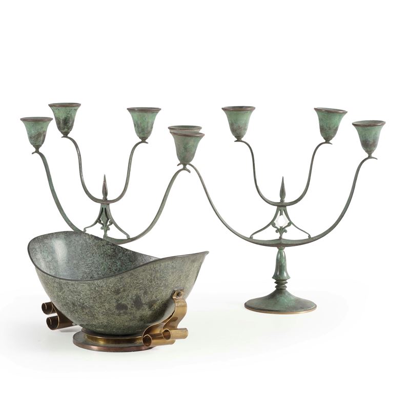 Coppia di candelabri e un centrotavola in metallo  - Asta Oggetti d'Arte - La Wunderkammer di Ettore Mocchetti - Cambi Casa d'Aste