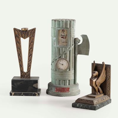 Orologio da tavolo, cassa a fascio littorio e due trofei
