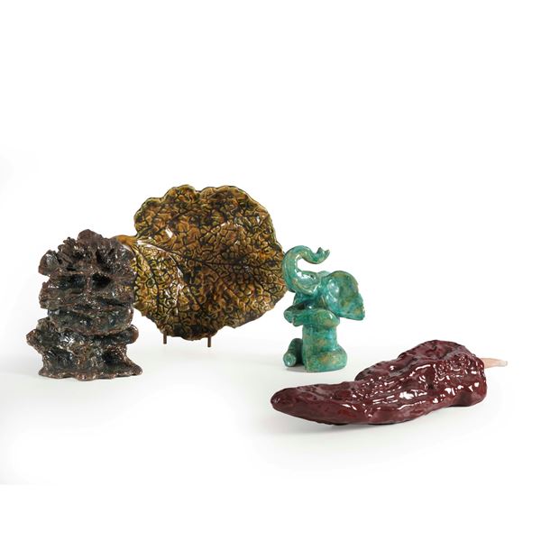 Una foglia, una peperoncino, un elefante e una scultura astratta in terracotta invetriata