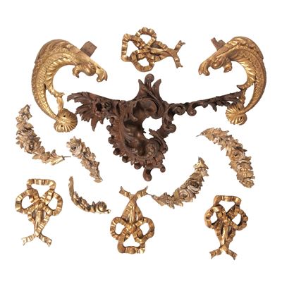 Dodici fregi decorativi, legno intagliato e dorato con motivi rocaille e a festoni
