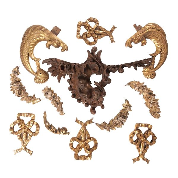 Dodici fregi decorativi in legno intagliato e dorato