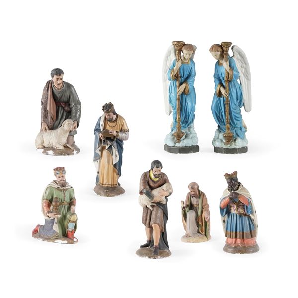 Un gruppo di figure da presepe in gesso dipinto di grandi dimensioni
