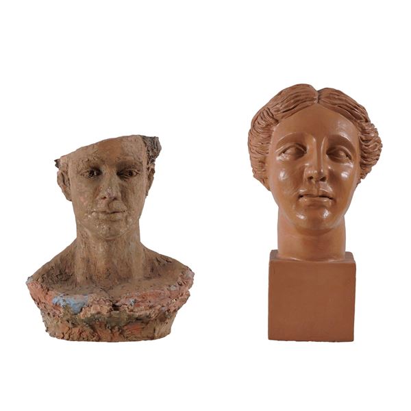 Scultore del XX secolo Due teste femminili in terracotta