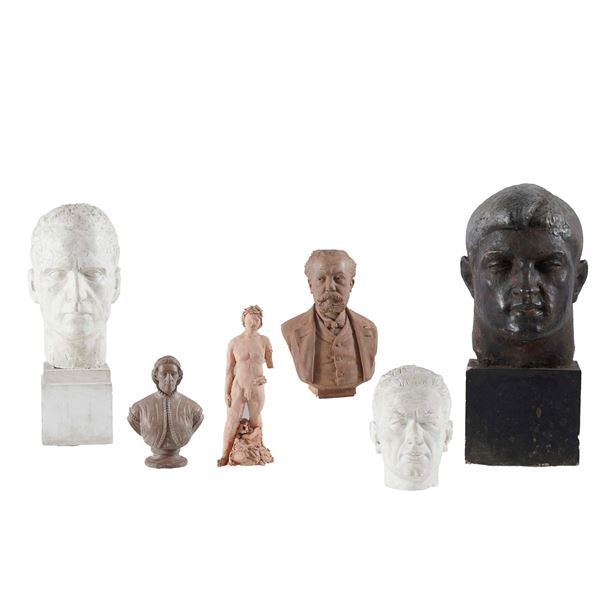 Un gruppo di tre grandi teste virili in gesso e terracotta patinata