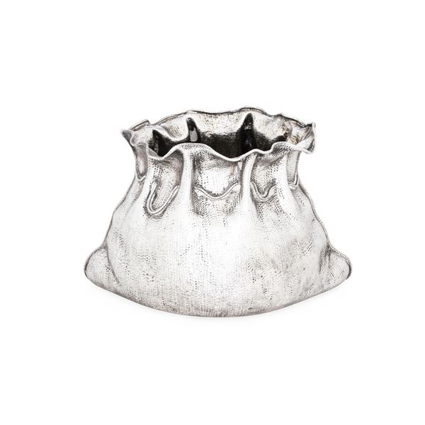 Vaso a forma di sacco. Argenteria artistica milanese del XX secolo. Argentiere Italo Pradella per Maison Mario Buccellati